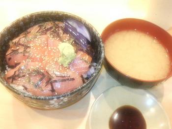 20130425-たまには外食-意外や意外！上永谷の回転寿司で美味しいづけ丼-全景-630円.jpeg